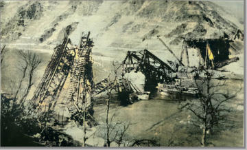 Eisenbahnbrcke Eller - am 10.3.1945 von deutschen Truppen gesprengt (RZ, USASC-125)