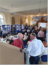 Ortsbürgermeister Bleser mit Besuchern