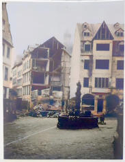 Marktplatz Cochem, erste Aufräumarbeiten, die Kinder haben den Brunnen schon wieder für sich entdeckt! (Stadtarchiv Cochem)